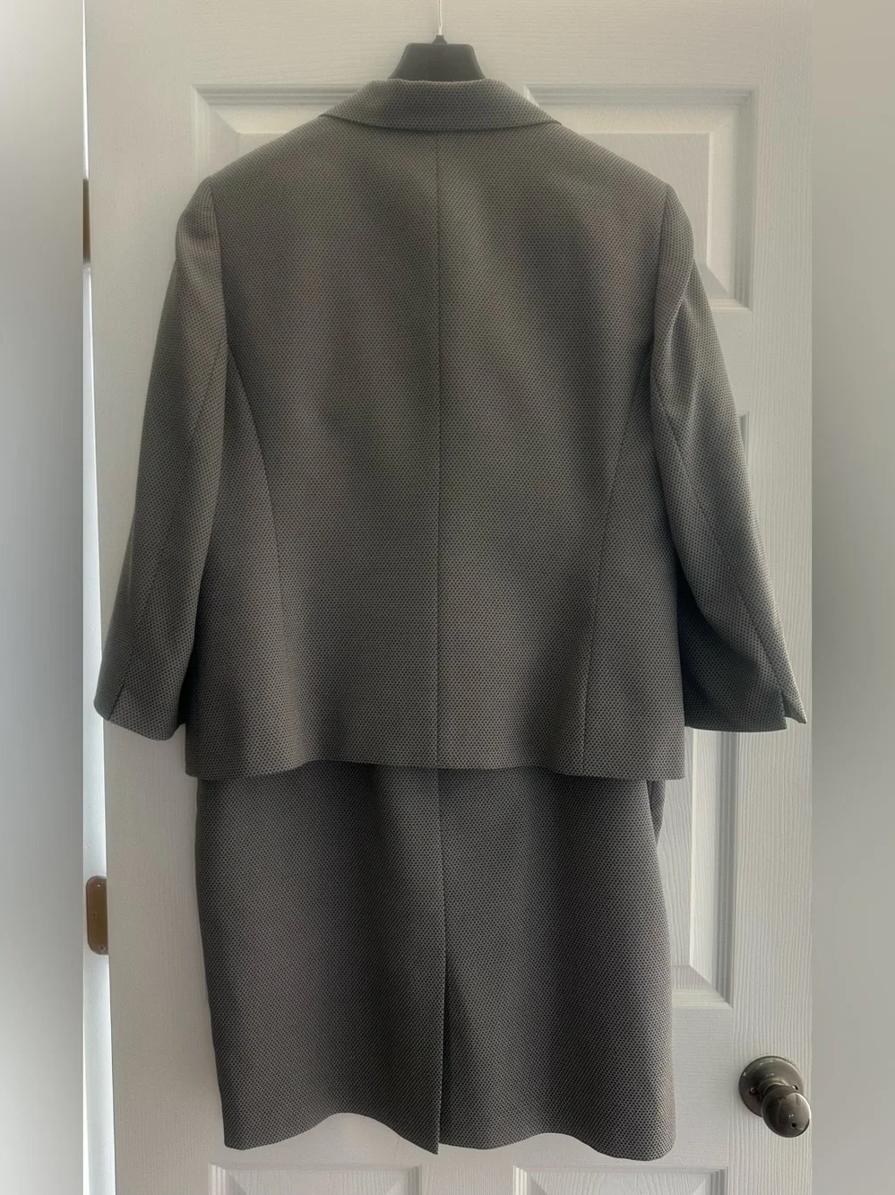 Gently worn Le Suit Women's Gray Textured 2 Piece 3/4 Sleeve Skirt Suit - Gray